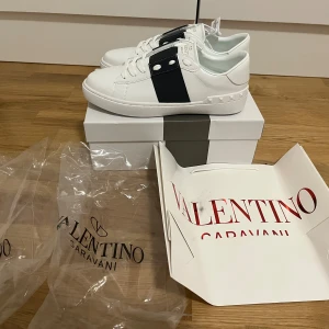 Valentino opens mörkblå - Säljer nu dessa oanvända valentino opens i vit/mörkblå färg till ett riktigt bra pris! Storleken är 43 och de är helt nya och är i absolut toppskick.