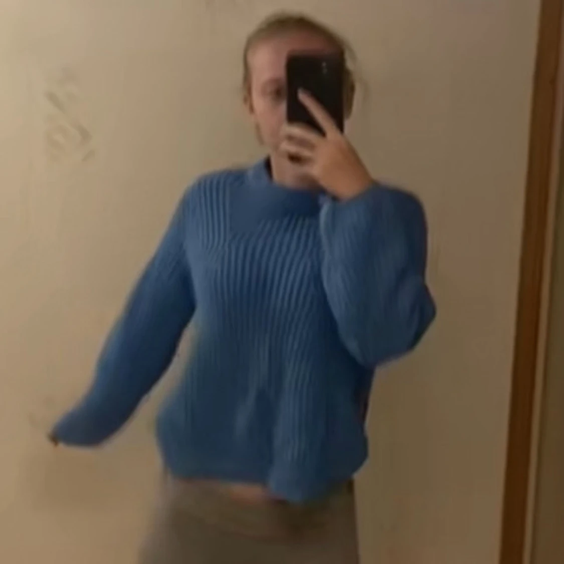 Blå stickad tröja från Gina Tricot