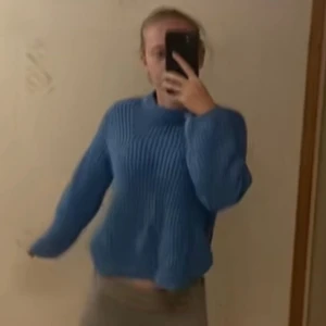 Blå stickad tröja från Gina Tricot - Mysig blå stickad tröja från Gina Tricot i storlek S. Tröjan har en chunky ribbstickad struktur, rund halsringning och långa ärmar. Perfekt för lager-på-lager och chill dagar. Snygg att styla med jeans eller kjol.