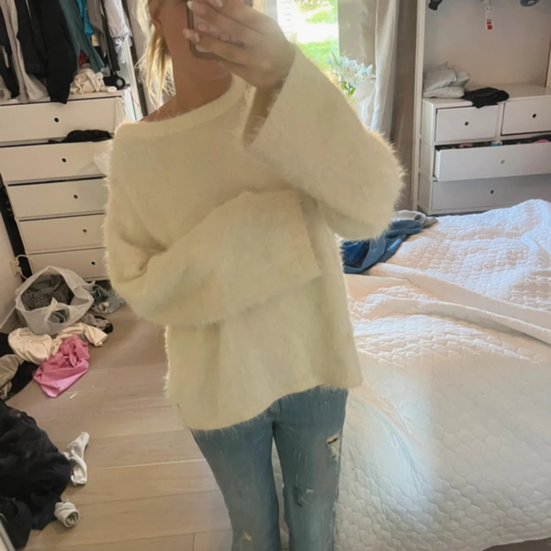 Fluffig vit stickad tröja