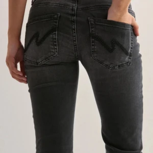 Nelly bootcut jeans  - PRIS GÅR ATT DISKUTERA.                           KAN ÄVEN BYTA MOT ANNAT PLAGG.    Snygga svarta bootcut jeans med slitna detaljer på knäna och coola bakfickor med zigzag-söm. Jeansen har en tight passform och är tillverkade i stretchigt denim för en bekväm känsla. Från Nelly 