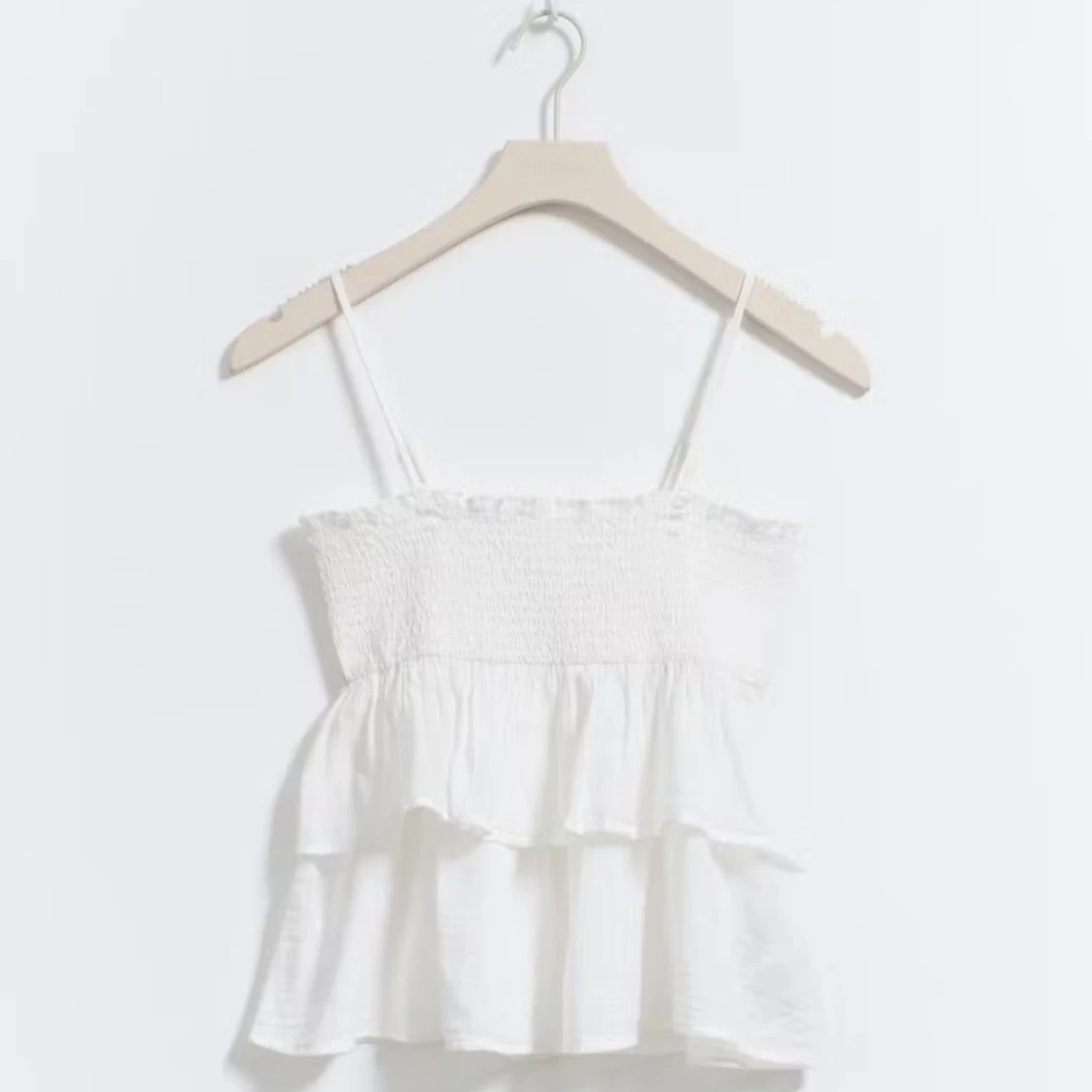 Vit volangtop från Gina Tricot