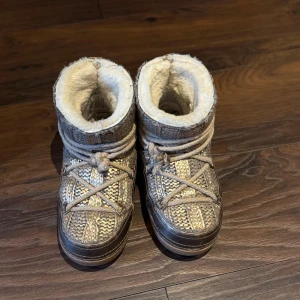 INUIKII moon boots i beige och guld - Kommer inte till användning, pris kan diskuteras. Kom privat om mer bilder❤️😊