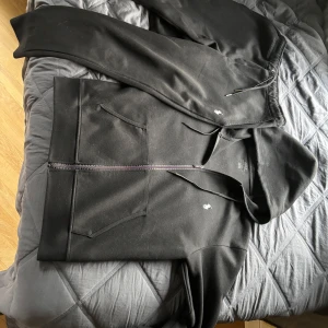 Ralph lauren hoodie svart  - Säljer min knappt använda ralphlauren hoodie pga att den är kort. Om du som vill köpa vill ha byxorna också så blir det 100kr extra. Inget fel alls på tracksiuten utan säljer endast för att den är för kort på mig. Den är använd ca 2 gånger bara. Nypris på hela tracksiuten ligger runt 3000kr men ser många billiga annonser därför är det billigt här! Pris kan diskuteras och hör av dig om du har några frågor eller vill ha mer bilder! Vill bli av med den!!!