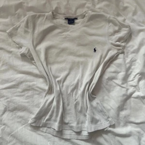 Ralph lauren t shirt - Jättefin t shirt från Ralph Lauren i storlek S. Köpt på plick men är i jättebra skick och har inga fläckar. Tveka inte på att skriva om ni har frågor eller vill ha fler bilder.☺️