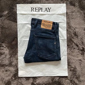 Replay jeans - Säljer ett par mörk blå raplay anbass jeans i storlek 31 efter som dom är för små. Dom är i mycket bra skick och används få gånger. Nypris runt 1500kr mitt pris 550kr. Hör av er vid frågor. Mvh Viktor