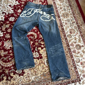 Ed Hardy jeans - Riktigt feta Baggy Ed Hardy jeans. Använder inte dessa längre, men har tagit mycket väl hand om dem. Storleken är 34. Midja: 45cm. Ytterben: 115cm. Innerben: 81cm. Benöppning: 25cm. Modellen är 179 65kg. Priset är inte hugget i sten och kan lätt mötas upp i Stockholm, skickar snabbt. 