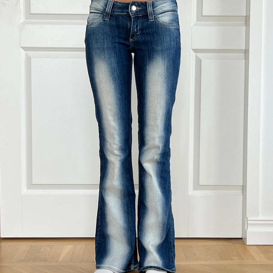 Blå bootcut jeans från Cheap Monday