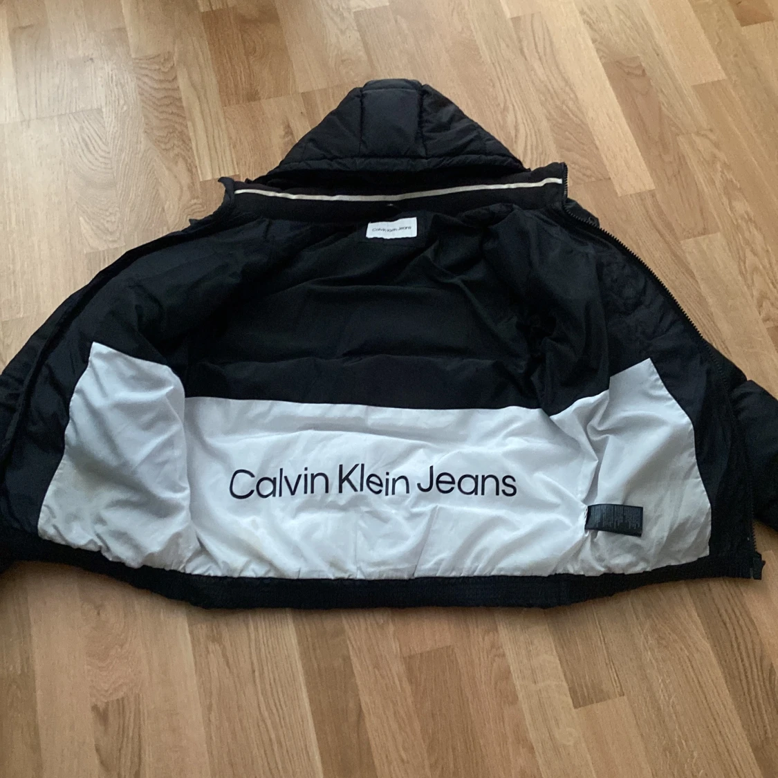 Svart pufferjacka från Calvin Klein Jeans - 2