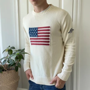 Gant tröja vit usa flagga  - Gant tröja vit usa flagga, inga defekter. Riktigt skön! Modellen är 180,75 kg. Kom med frågor 🫶