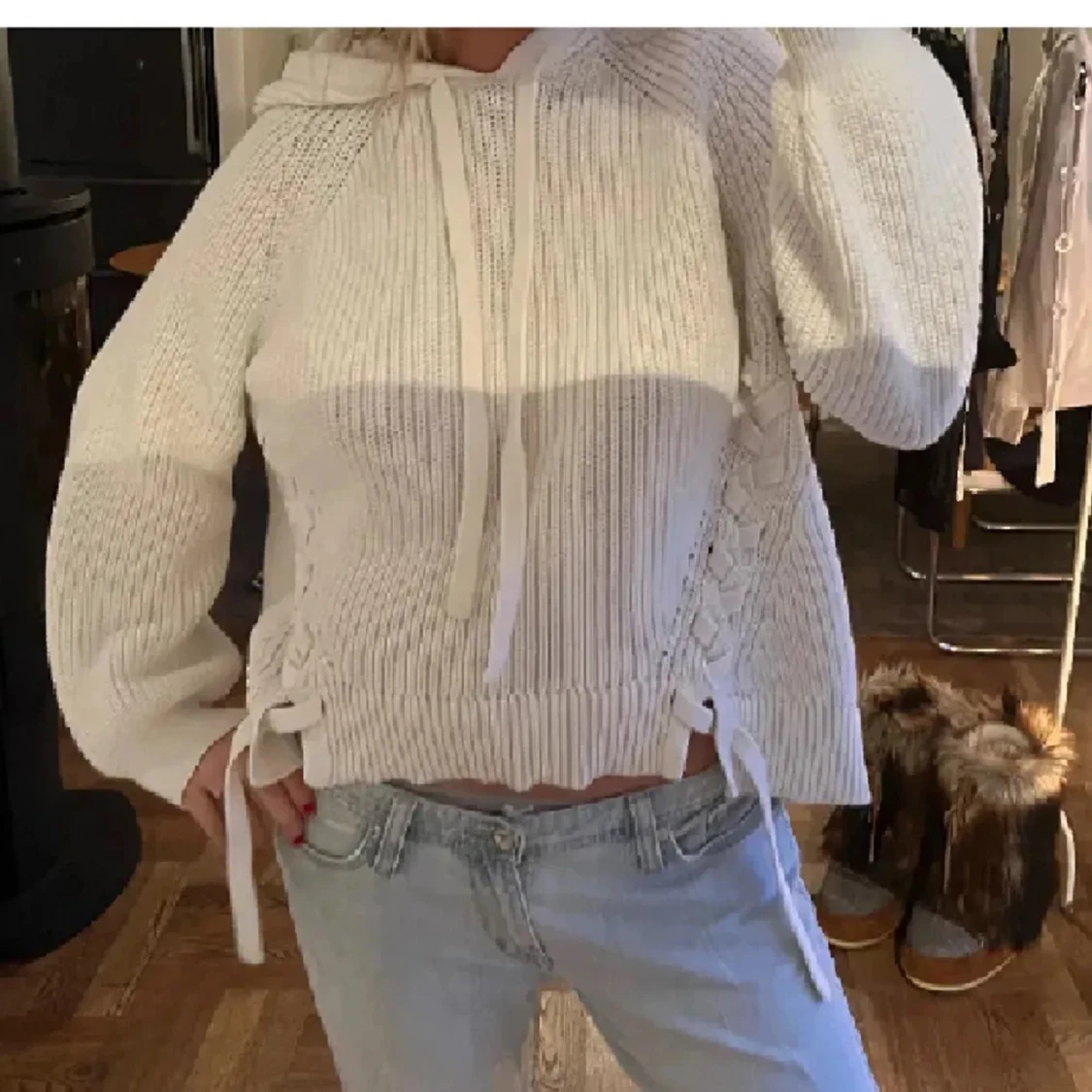 Vit stickad hoodie med snörning