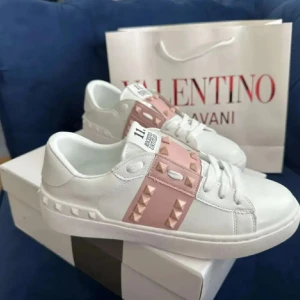 Valentino Rockstud rosa  - Populära Snygga Valentino Rockstud sneakers. Box kommer med, köpta för typ 4 månader sen. Bekväma och passar med allt. INTE MINA BILDER, så skriv privat för mer bilder! 