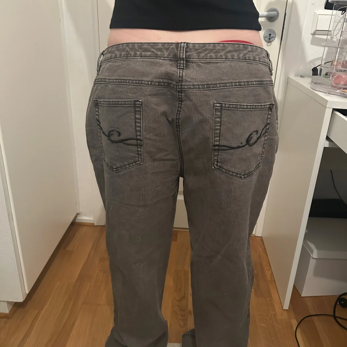 Grå raka jeans med broderade fickor - 2