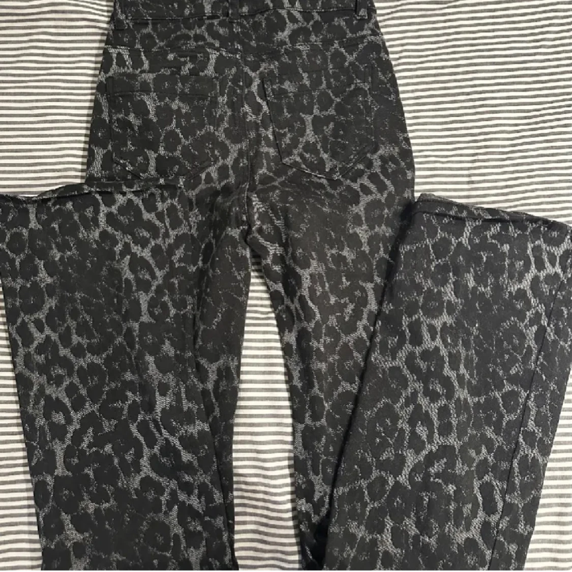 Svarta leopardmönstrade jeans - 2