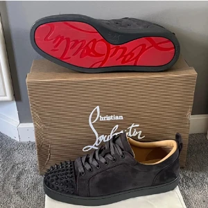 Christian Louboutin  - Hej, säljer mina Loubs då dem inte riktigt passade mig, har storlek 44 men skorn skär i storlek 42, dem passar fint på 43, nästintill nyskick.