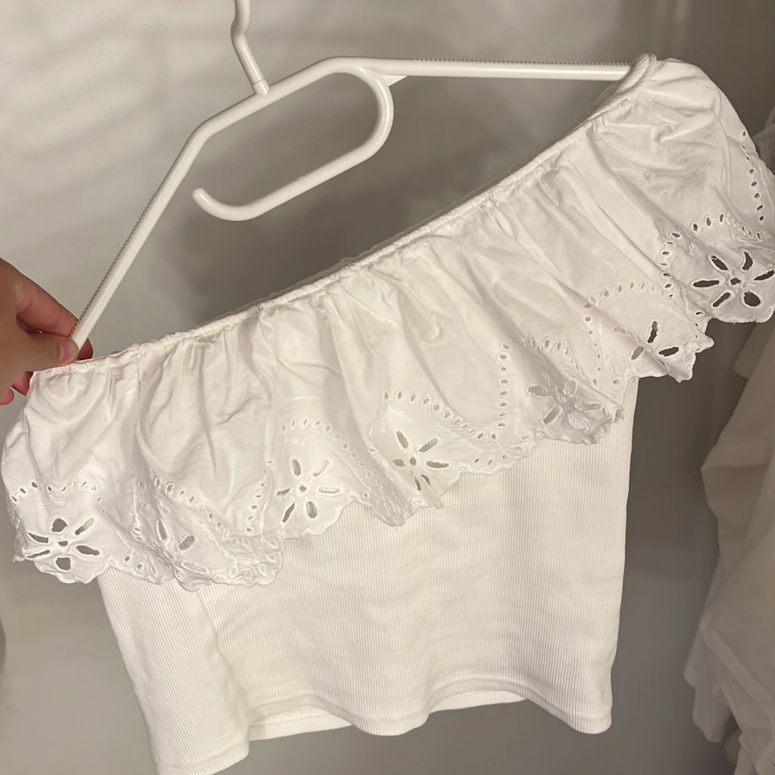 Vit oneshoulder topp med volang - 2