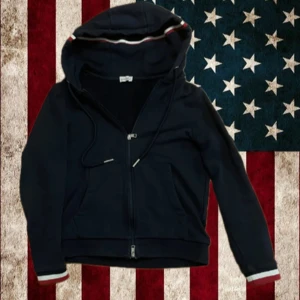 Moncler maglia hoodie - En sjukt snygg moncler hoodie/cardigan, inte ny men sparsamt använd, det står Large i tröjan men passar Medium-Small eftersom det är moncler, har QR och nfc scan. Nypris ca 5000kr vårat pris är 1500kr. Kom dm för fler bilder mm! 🙌 