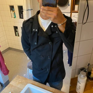 Dubbelknäppt kavajjacka  - Dubbelknäppt kavajjacka perfekt nu till höst och vinter🍁 passar mig jättebra 180cm. Den passar till allt och ger en elegant touch✅ Oklart vad de är för märke men tyget och satin innertaket känns rikigt bra✅ hör av dig vid frågor!