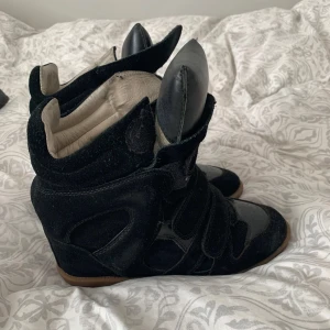 Isabel Marant svart - Säljer ett par svarta sneakers/klackar från Isabel Marant! Bekväma att gå i. Storlek 38