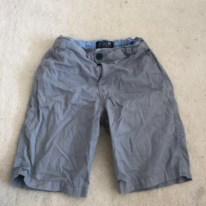 Gråblå shorts  från ORNLS (H&M) , storlek 148 - Snygga gråblå shorts från ORNLS (H&M) 💝 strl: 146☺️ (midjan kan justeras)  de är använda lite men i bra skick och säljs pga försmå🌸 ‼️pris kan diskuteras‼️