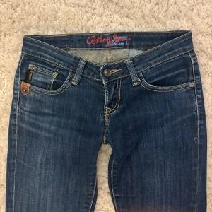 Lågmidjade jeans - Sytt dem utsvängda, och även sytt igenom ett hål där bak, inget man lägger märke till! Innerbenslängd: 82 cm midjemått: 34 cm❤️Står ingen storlek men skulle gissa på xs/s. Väldigt bra jeansmaterial