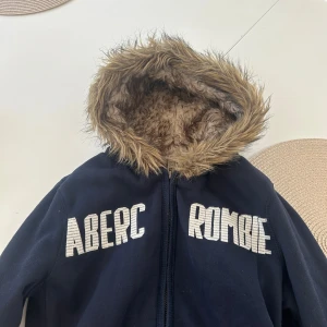 Abercrombie & fitch zip med foder och päls - En zip från Abercrombie & fitch i storlek M. Kan upplevas mycket mindre i storlek. Tröjan bedöms vara i fint skick förutom en tragkedja som kan krångla ibland - ibland funkar den - och ibland inte - därav pris. Jag skickar ditt köp inom 24h. Se liknande zip i min profil! G35