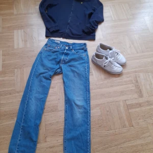 Klädpaket kille storlek 12-13 år - Lyle & Scott hoodie storlek 13-14 fint skick, Levis 501 storlek W26 L30 passar en normalbyggd/smal kille runt 160-170 cm. Nyskick. Ralph Lauren sneakers storlek 40 i fint skick.