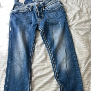 Denim Culture jeans - Snygga blå jeans från Denim Culture med markerade kontrastsömmar och broderade bakfickor. Aldrig använda i storlek W:31  L:30
