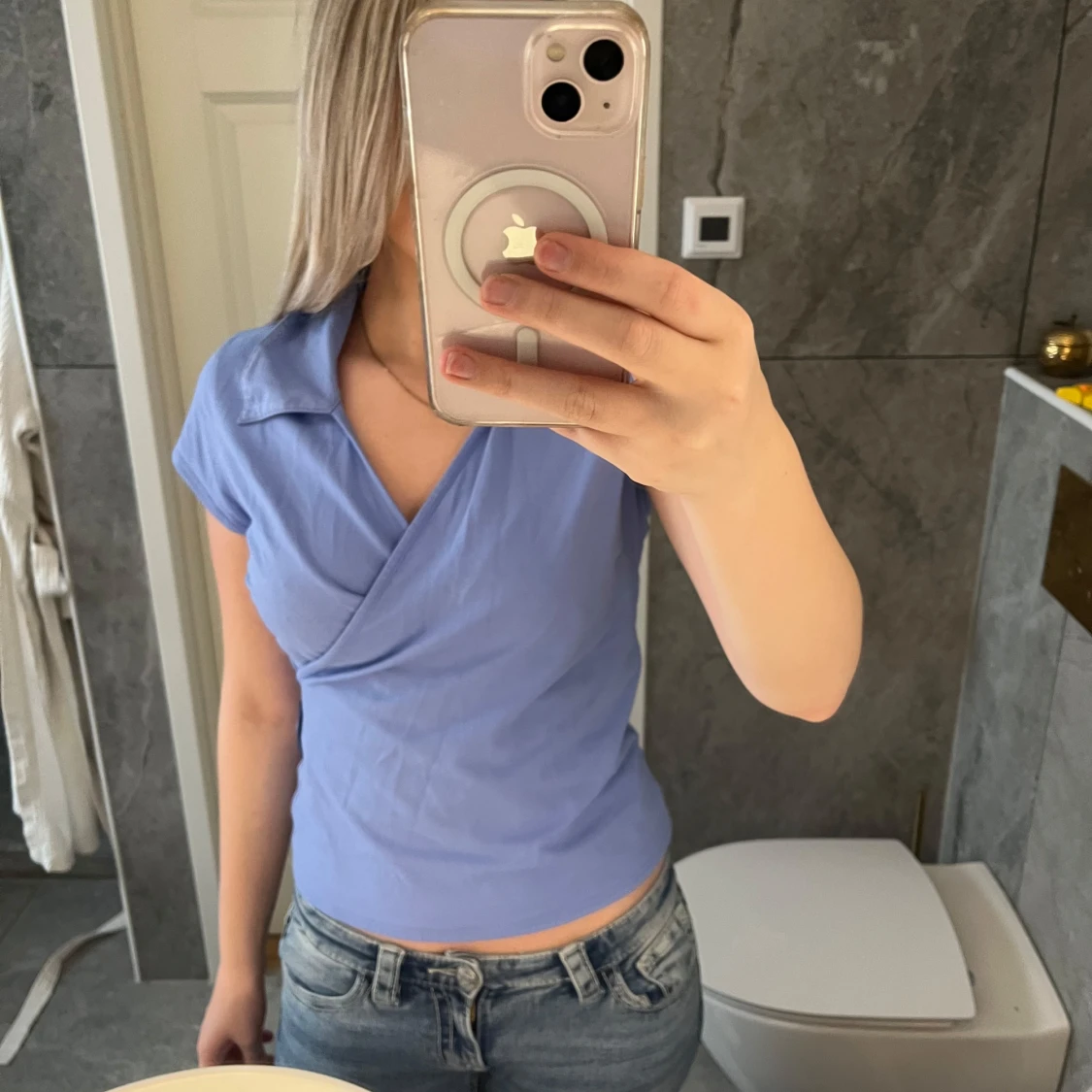 Ljusblå omlottopp med krage