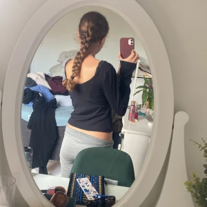 Svart långärmad tröja från Gina Tricot - Använd en gång 💓Säljer en svart långärmad topp från Gina Tricot. Modellen är croppad med en enkel, stilren design och rundad halsringning. Perfekt till jeans eller kjol för en clean look. Materialet är mjukt och stretchigt, vilket gör den riktigt skön att bära.