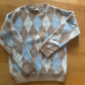 Stickad tröja från Lindex - Supermysig stickad tröja från Lindex i ljusblått, beige och vitt. Tröjan har rund hals, ribbade muddar och lång ärm. Väldigt mjukt material och är ny utan prislapp. Ordinarie pris 350kr