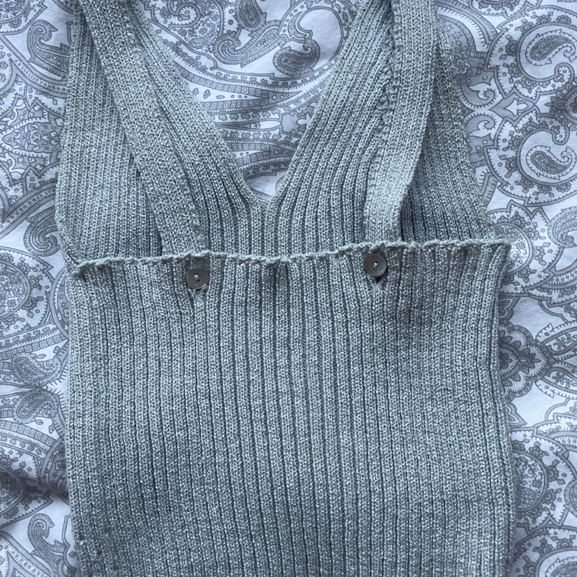 Grå ribbad stickad linnetopp