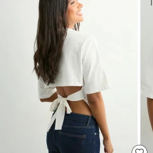 Vit croppad topp med knyt i ryggen - Väldigt söt topp från Nelly som är använd få gånger💞 bra skick, skriv för fler bilder🥰