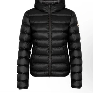 Svart dunjacka från Colmar - Säljer en svart dunjacka från Colmar med huva och snyggt quiltad design. Jackan har dragkedja framtill, två sidofickor med dragkedja och ett Colmar-märke på ärmen. Perfekt för kalla dagar och har en clean, modern look.