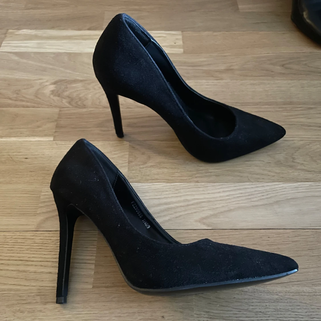 Svarta pumps med spetsig tå