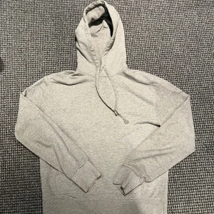 Grå hoodie från Zara Origins S - Säljer en stilren grå hoodie från Zaras specialkollektion Zara Orgins. Klassisk modell med huva, dragsko och magficka. Mjuk bomullsblandning och ribbade muddar vid ärmslut och nederkant. Perfekt för vilken dag som helst och funkar lite alla outfits. Nypris:699kr