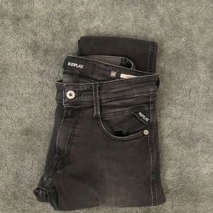 Replay jeans - Slimfit - Säljer ett par riktigt schyssta Replay jeans av modellen slim fit. Byxorna har måtten 28 W 32 L. Jeansen är mycket bra skötta och har därför väldigt bra kvalitet. Om du har några funderingar tveka ej att skriva. Pris kan diskuteras vid snabb affär.