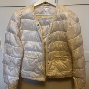 jacka Gina Tricot  - storlek 170, passar en xs/s skulle jag säga. 🤗