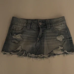 Mini kjol gina tricot - säljer min mini kjol från gina. använd fåtal gånger och inga defekter, nyskick!!