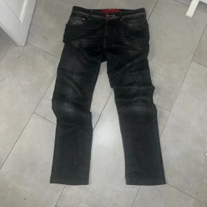 Jacob cohen jeans - Säljer dessa riktigt snygga jeans från jacob cohen! Size 31. Modell 688. Skick 9/10. Hör av dig vid intresse 🤩priset är inte hugget i sten vid snabb affär!!!  Nypris 5299kr.