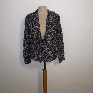 Två härliga skjortor HM - Båda är storlek 36 och från H&M