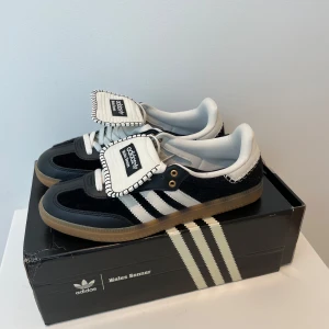 Adidas Samba Wales Bonner svart/vit - Säljer ett par sprillans nya Wales Bonner x adidas skor. Skorna är discontinued och går endast att hitta begagnade vilket gör det väldigt ovanligt att hitta i detta skick! Skorna är i storlek 43 men lite små i storlek så kan även passa dig med 42.  Hör av er vid frågor eller om ni vill ha fler bilder. Obs kvitto finns. Pris ej hugget i sten!