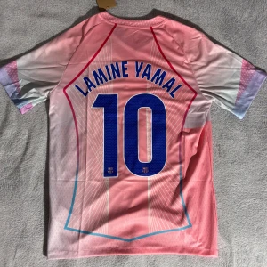 Lamine Yamal Barcelona fotbollströja  - Helt ny Lamine Yamal Barcelona fotbollströja i storleken S