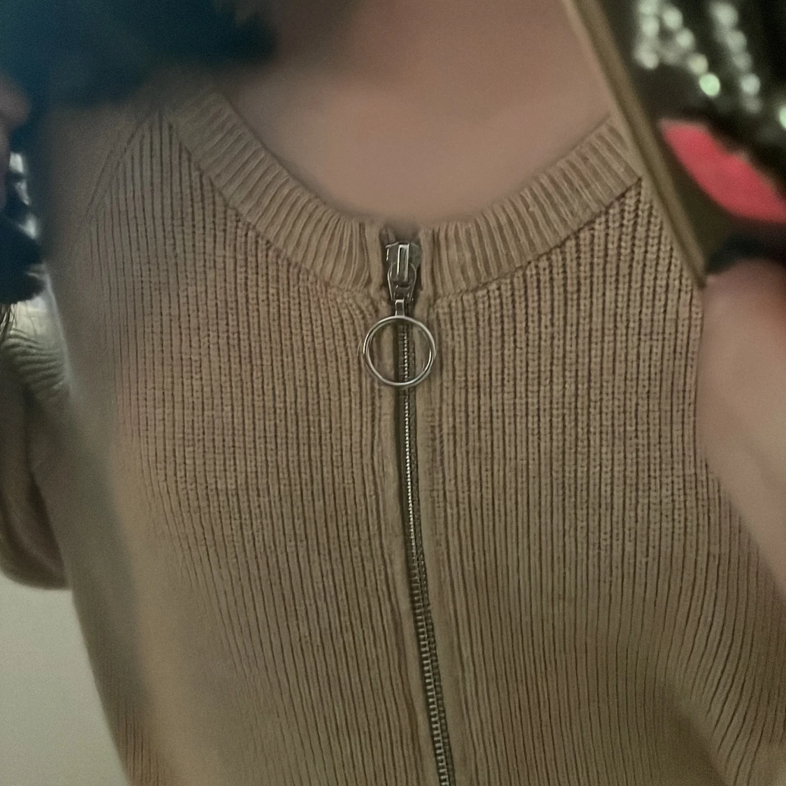 Beige stickad tröja med dragkedja C.W. - 2