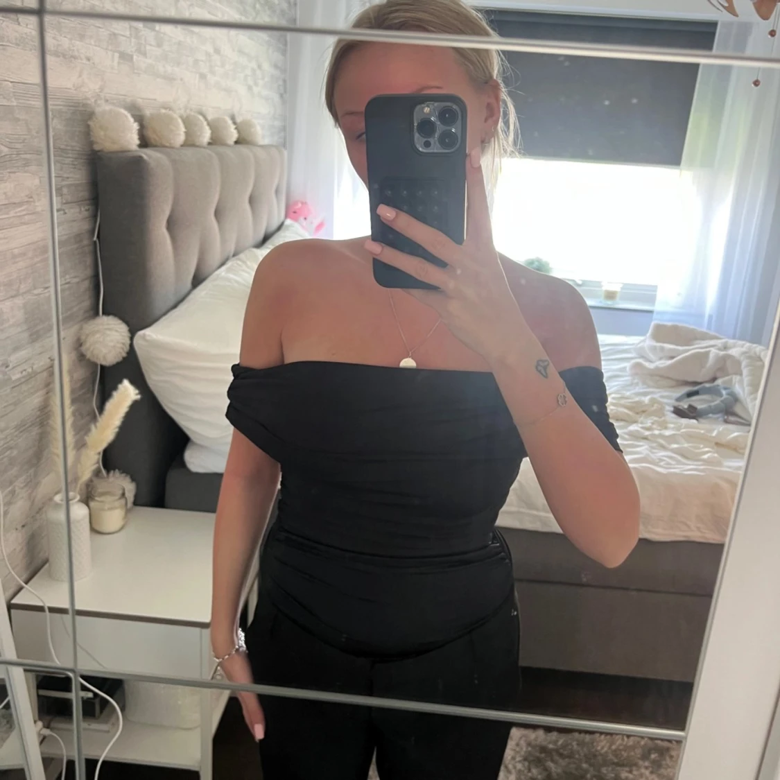 Svart offshoulder body från hm - 90