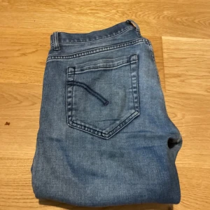 Ljusblå jeans från dondup - Snygga ljusblå jeans från dondup som sitter slim fit och klassisk femficksdesign. Perfekta för dig som gillar en smal passform och vill ha ett par stilrena jeans i garderoben. Finns  en defekt som inte gör någon skillnad men skickas såklart vi önskning. Skriv vid frågor!!