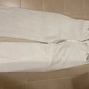 Ljusgrå jeans från Perfect Jeans - Säljer ett par ljusgrå jeans från Perfect Jeans i klassisk rak modell. Byxorna har fem fickor, bälteshällor och är tillverkade i ett mjukt bomullstyg med lite stretch. Perfekta för dig som gillar en clean och stilren look.