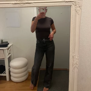 Zara jeans - Jeans från Zara. Högmidjade jeans, knappt använda. Ska de avklippta ut vid benets slut. Strl 38.