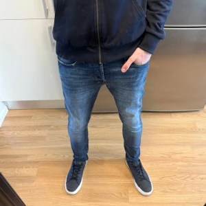 Jack & Jones Jeans - Sjukt snygga blåa Jack & Jones Slim/Glenn jeans i mycket fint skick. Storlek: W31/L30. Mått - Midja: 38cm Benlängd: 99cm. Hör av dig vid funderingar!🤩