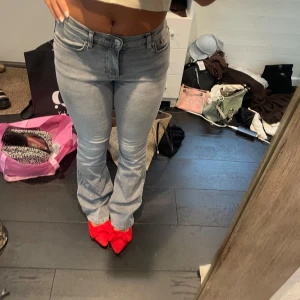 Grå bootcut jeans med låg midja - Säljer ett par grå jeans med bootcut-modell och låg midja. Jeansen har klassisk femficksdesign och är tillverkade i mjukt denimtyg. Perfekta för dig som gillar en avslappnad men ändå trendig look. PRIS GÅR ATT DISKUTERA 